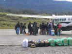 Aktivitas-penerbangan-di-Bandara-Aminggaru-Distrik-Ilaga-Kabupaten-Puncak-Papua.jpg