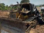 Alat-Berat-yang-diduga-melindas-Muhammad-Dalil-hingga-tewas-Tampak-mobil-ambulance.jpg