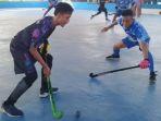 Altet-hockey-Kota-Palembang-jersey-biru-berupaya-menghadang-drible-bola.jpg