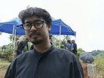 Anak-Subarkah-Danan-usai-prosesi-pemakaman-sang.jpg