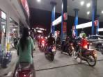 Antrean-panjang-kendaraan-yang-akan-mengisi-BBM-di-SPBU-Coco-Golf.jpg