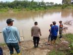 Aparat-gabungan-TNI-Polri-dibantu-warga-menyusuri-aliran-sungai-di-Desa-Embacang.jpg