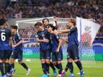 Ayase-Ueda-dan-pemain-Jepang-merayakan-gol-pada-pertandingan-Kualifikasi-Piala-Dunia-2026.jpg