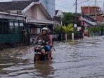 Cerita Warga Saat Banjir Palembang, Terbangun Tengah Malam Hingga Banyak Motor Mogok