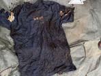 Barang-bukti-baju-yang-ditemukan-di-sekitar-tumpukan-tengkorak.jpg