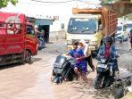 Belum-Juga-Diperbaiki-Kondisi-Jalan-Lettu-Karim-Kadir-Gandus-Palembang-Makin-Parah-Ambles-Banjir.jpg