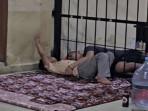 Beredar-video-momen-pilu-seorang-anak-laki-laki-saat-menjenguk-ayahnya-seorang-narapidana-di-J.jpg