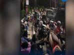 Beredar-video-yang-memperlihatkan-para-wisatawan-tidur-di-jalan-terdampak-macet-total.jpg