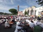 Beri Dukungan ke Haji Halim, Ulama dan Warga Palembang Gelar Doa Bersama di Depan Masjid Agung