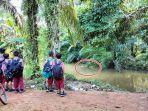 Buaya-5-Meter-di-Sungai-Kepuan-Musi-Rawas-Ramai-Ditonton-Anak-SD-Aparat-Desa-Beri-Imbauan.jpg