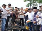 Bupati-Ogan-Ilir-Panca-Wijaya-Akbar-melebung-ikan-di-Desa-Sungai-Rotan.jpg