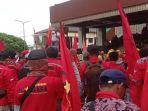 Buruh-menyuarakan-aksi-damai-menuntut-kesejahteraan-memperingati-hari-buruh-Internasional-1.jpg