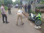 CAROK-PEDAGANG-PETAI-Polisi-melakukan-olah-TKP-di-lokasi-duel-carok-Lumajang.jpg