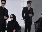 Cara-Edit-Self-Foto-Studio-Bareng-Pasangan-di-Gemini-AI-Viral-TikTok-Begini-Prompt-yang-Digunakan.jpg