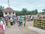 Cerita-Warga-Korban-Banjir-di-Muratara-Beli-Gas-3-Kg-Rp-50-Ribu-Sudah-Keliling-Mencari-Pakai-Perahu.jpg