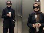 Contoh-Prompt-Edit-Foto-Gemini-AI-Ada-Foto-Berdiri-di-Lift-hingga-Tema-Mafia-Begini-Caranya.jpg
