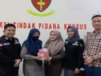 Dengan-Dicicil-Keluarga-Terdakwa-Korupsi-APBD-Dispora-Akhirnya-Lunasi-Kerugian-Negara-Rp-11-Miliar.jpg