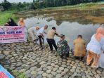 Dharma-Wanita-Persatuan-Empat-Lawang-Lepaskan-10-Ribu-Benih-Ikan-di-Kolam-Retensi-Tanjung-Kupang.jpg