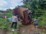 Diduga Tak Kuasai Jalur, Truk Terperosok di Tikungan Desa Karang Bindu Prabumulih, Sopir Luka Berat