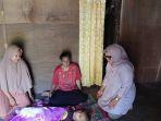 Dinkes-OKU-Timur-mengunjungi-rumah-warga-yang-menderita-sakit-cairan-di-kepala.jpg