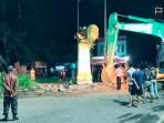 Ditolak Warga, Pemkot Akhirnya Bongkar Tugu Nanas Baru di Tebing Tanah Putih Prabumulih