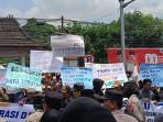Dukung-Kades-Terjerat-Kasus-Dugaan-Ijazah-Palsu-Ratusan-Warga-OKI-Demo-di-PN-Kayuagung.jpg