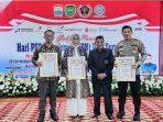 Enos-terima-penghargaan-dari-PWI-Sumsel.jpg