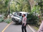 Evakuasi-mobil-Hiace-dilakukan-setelah-mengalami-kecelakaan-tunggal-di-Jalur-DenpasarSingaraja.jpg