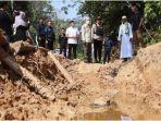 Gubernur-Sumsel-H-Herman-Deru-meninjau-kondisi-jalan-rusak-di-Cengal-Ogan-Komering-Ilir-OKI.jpg