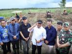 Gubernur-Sumsel-Herman-Deru-saat-meninjau-lokasi-cetak-sawah-di-Ogan-Komering-Ilir.jpg