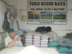 H-Ali-pedagang-beras-di-pasar-los-Mega-Asri-Kabupaten-Banyuasin-Kamis-782025.jpg