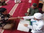Habib-Mukhsin-Alkaff-membimbing-membacakan-dua-kalimat-syahadat-kepada-Andry-Tanjaya.jpg
