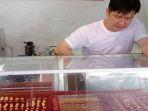 Harga-Emas-Perhiasan-Hari-ini-di-Palembang-Naik-Lagi-20-Februari-2025-Melonjak-Rp100-Ribu-per-Suku.jpg