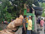 Hilang-Kendali-Truk-Muatan-39-Ton-Triplek-Terguling-di-Belokan-Jalintim-Desa-Celikah-OKI.jpg