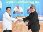 IWO-beri-Penghargaan-ke-Bupati-OKI-Iskandar-SE.jpg