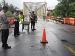 Imbas-Jembatan-Muara-Beliti-Musi-Rawas-Longsor-Kendaraan-Besar-Kini-Dilarang-Melintas.jpg
