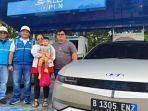 Irfansyah-bersama-keluarga-foto-bersama-dengan-jajaran-PLN-UID-S2JB-di-SPKLU.jpg