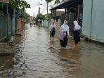 Jadi Langganan Banjir, Siswa di Sekip Bendung Palembang Terpaksa Jinjing Sepatu ke Sekolah