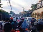 Jalan-Macan-Lindungan-Palembang-Macet-Parah-Dampak-Jalan-Lettu-Karim-Kadir-Gandus-Putus.jpg