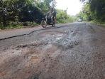 Jalan-Meranjat-Tanjung-Batu-di-Ogan-Ilir-Banyak-Lubang-Warga-Kesal-Sudah-Lama-Tak-Diperbaiki.jpg