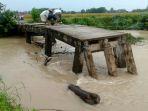 Jembatan-Penghubung-2-Desa-di-OKU-Timur-Putus-Diterjang-Arus-Sungai-Akses-Petani-Terhambat.jpg