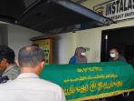 Jenazah-korban-saat-dibawa-ke-di-RS-Bhayangkara-Palembang.jpg