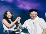 Kabar-bahagia-datang-dari-Erika-Carlina-yang-baru-saja-resmi-dilamar-sang-kekasih-DJ-Bravy-d.jpg