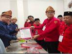 Kader-PDI-Perjuangan-mendatangi-KPU-Prabumulih-menyerahkan-berkas-Bacaleg-Pemilu-2024.jpg