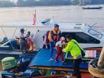 Kapal-Satpolairud-Polres-Muba-Sigap-Membantu-Seberangkan-Warga.jpg