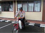 Kapolres-Lubuklinggau-AKBP-Harissandi-ke-kantor-naik-motor-jadul.jpg