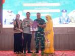 Kapolres-Ogan-Ilir-AKBP-Bagus-Suryo-Wibowo-memberikan-cinderamata.jpg