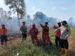 Kapolsek-Indralaya-AKP-Junardi-memimpin-Satgas-Karhutla-memadamkan-karhutla-di-Desa-Sungai-Rambutan.jpg