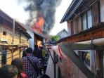 Kebakaran-di-Lorong-Khotib-di-35-Ilir-Palembang-Hanguskan-6-Rumah-Pemadaman-Terkendala-Jalan-Sempit.jpg