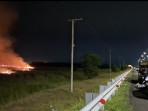 Kebakaran-lahan-terjadi-dekat-KM-11200-B-Tol-Palindra-Sabtu-2092025-malam.jpg